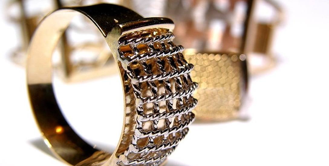 Na co zwrócić uwagę kupując biżuterię. Postawić na złoto czy srebro?