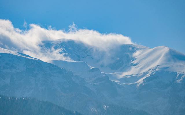 W Tatrach zima na całego, a w słoneczny dzień także piękne widoki. Zbierają się jednak chmury halnego