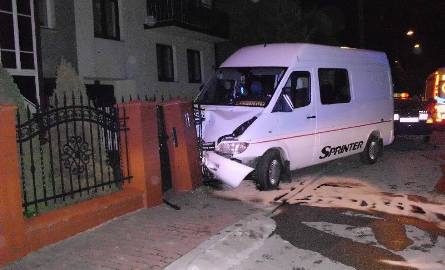 Wypadek w Kielcach. Pijany kierowca busa wjechał w bramę 