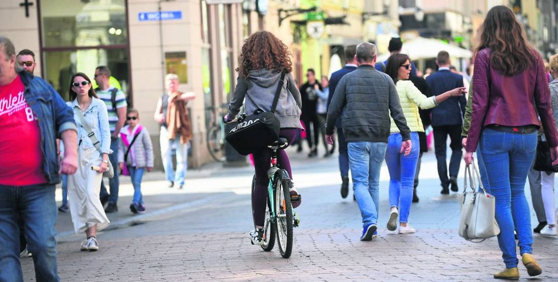 Na Szerokiej trudno spotkać rowerzystów, którzy schodzą z pojazdów i je przeprowadzają. Tymczasem zakaz obowiązuje od Rynku Staromiejskiego do Rynku