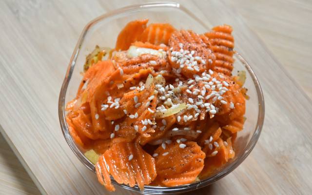 Aromatyczna marchewka po koreańsku do obiadu. Tę surówkę możesz jeść bez opamiętania Podaję ją do kotletów schabowych i pulpetów
