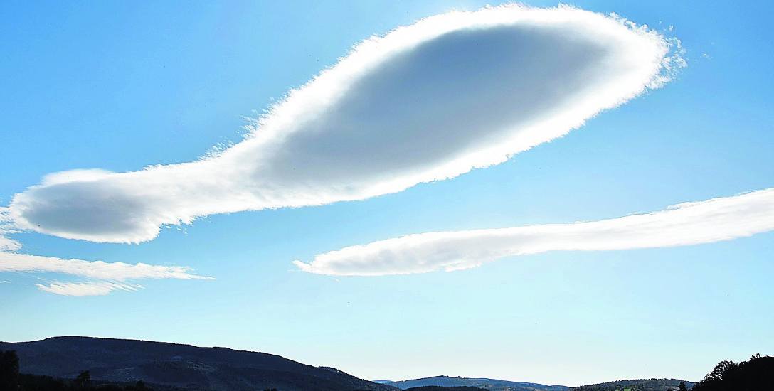 To nie UFO  tylko chmury nad Górami Opawskimi. Takie zjawiska atmosferyczne można obserwować jesienią, gdy wieje halny