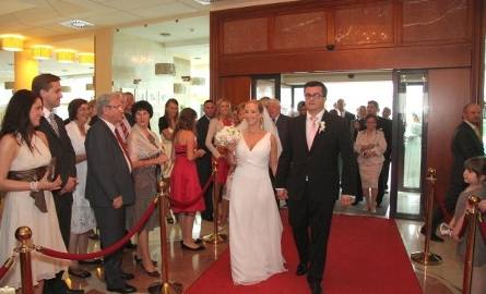 Na nowożeńców czekało ponad sto gości.