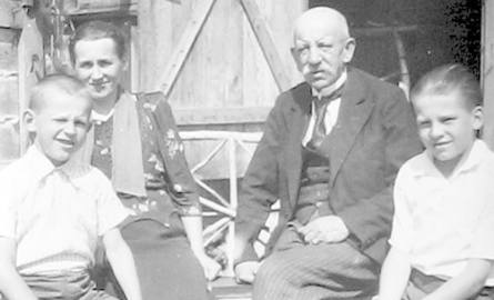 1941 rok, Marianka, pow. Miński Mazowiecki. Leon i Jadwiga Śliwińscy z młodszymi synami: Antonim i Aleksandrem