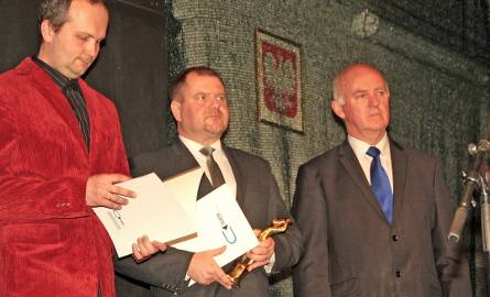 Piotr Sawistowski (pierwszy od lewej) odebrał nagrodę marszałka województwa. Obok Grzegorz Romanowski i Robert Malinowski, prezydent Grudziądza.