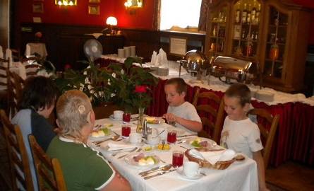 Podczas uroczystej kolacji w zamku w Pułtusku dzieci miały okazję wykorzystać swoją wiedzę o zasadach savior-vivre.