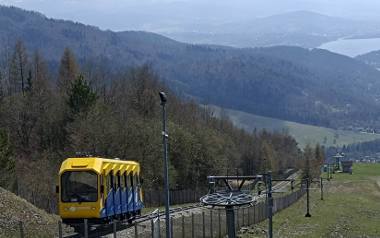 Góra Żar w Beskidzie Małym na pograniczu Śląska i Małopolski zawsze przyciągała turystów z obu regionów. Jest tutaj wiele atrakcji o każdej porze ro