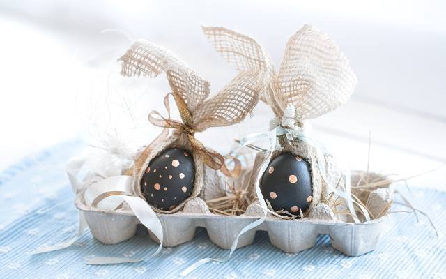Wielkanocna dekoracja w stylu boho. Tak ozdobisz stół wiosennymi gałązkami i przepiórczymi jajkami. Zaproś naturę do swojego domu!