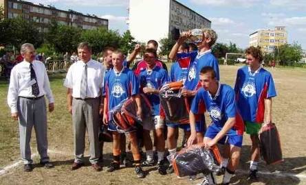 Zwycięzcy turnieju, drużyna Korbud & Andrzej, po odebraniu ufundowanego przez prezydenta Jana Szostaka Superpucharu wznosiła toasty szampane