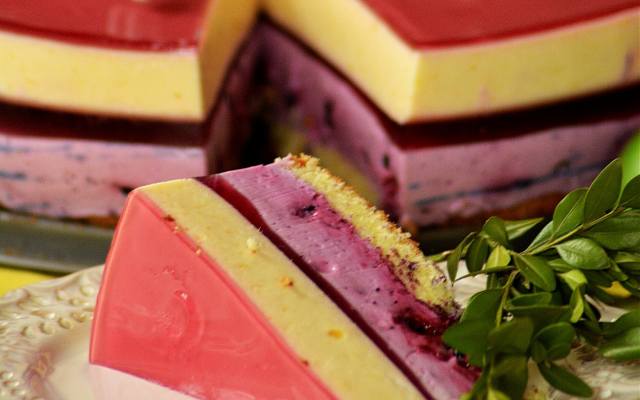 Desery. Leśny sernik na biszkopcie z mango i jagodami. Zrób od razu podwójną porcję!