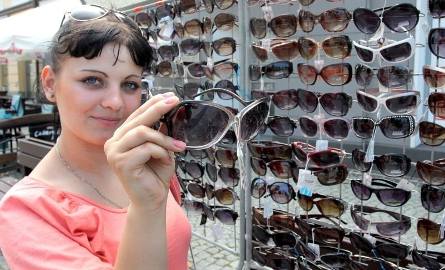 - Radomianie chętnie kupują okulary przeciwsłoneczne, chronią oczy, ale tą też modnym dodatkiem do ubrania - zaznacza Agnieszka.