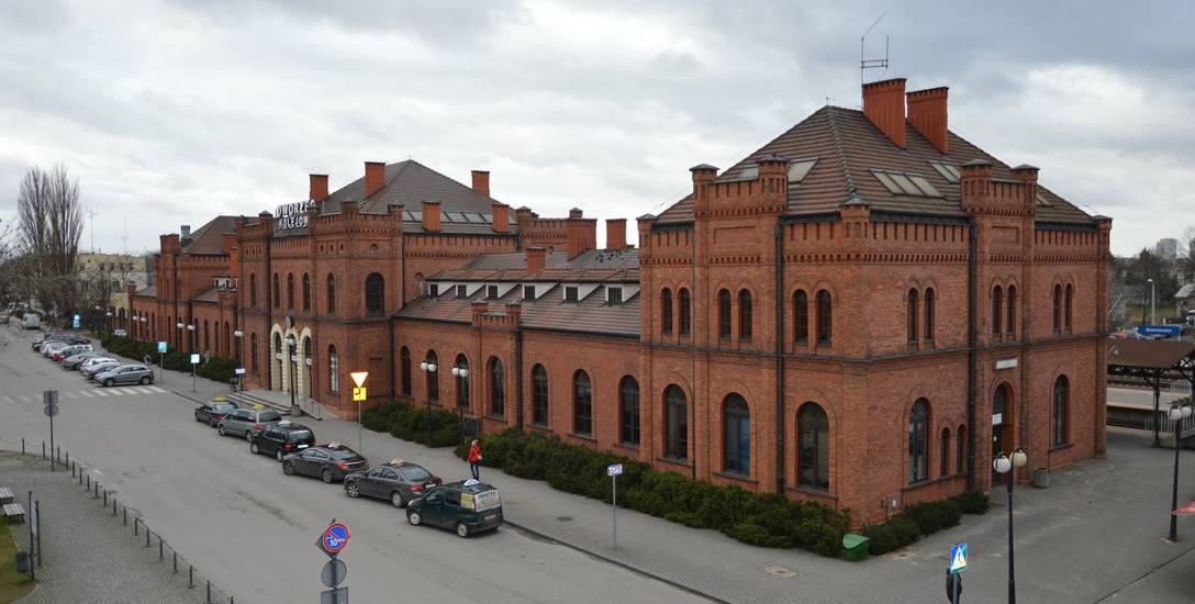 Zabytkowy dworzec PKP w Skierniewicach trafił do grona najładniejszych dworców kolejowych w Polsce