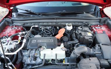 Mazda daje ciekawy wybór i oferuje obydwie wersje MX-30 – hybrydową i elektryczną – w tej samej cenie wyjściowej tj. 161 100 złotych.