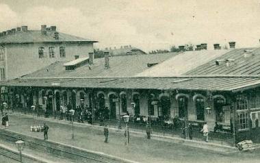 Dworzec PKP w Oświęcimiu na przestrzeni dziesięcioleci zmieniał się kilka razy. Na zdjęciu w okresie międzywojennym