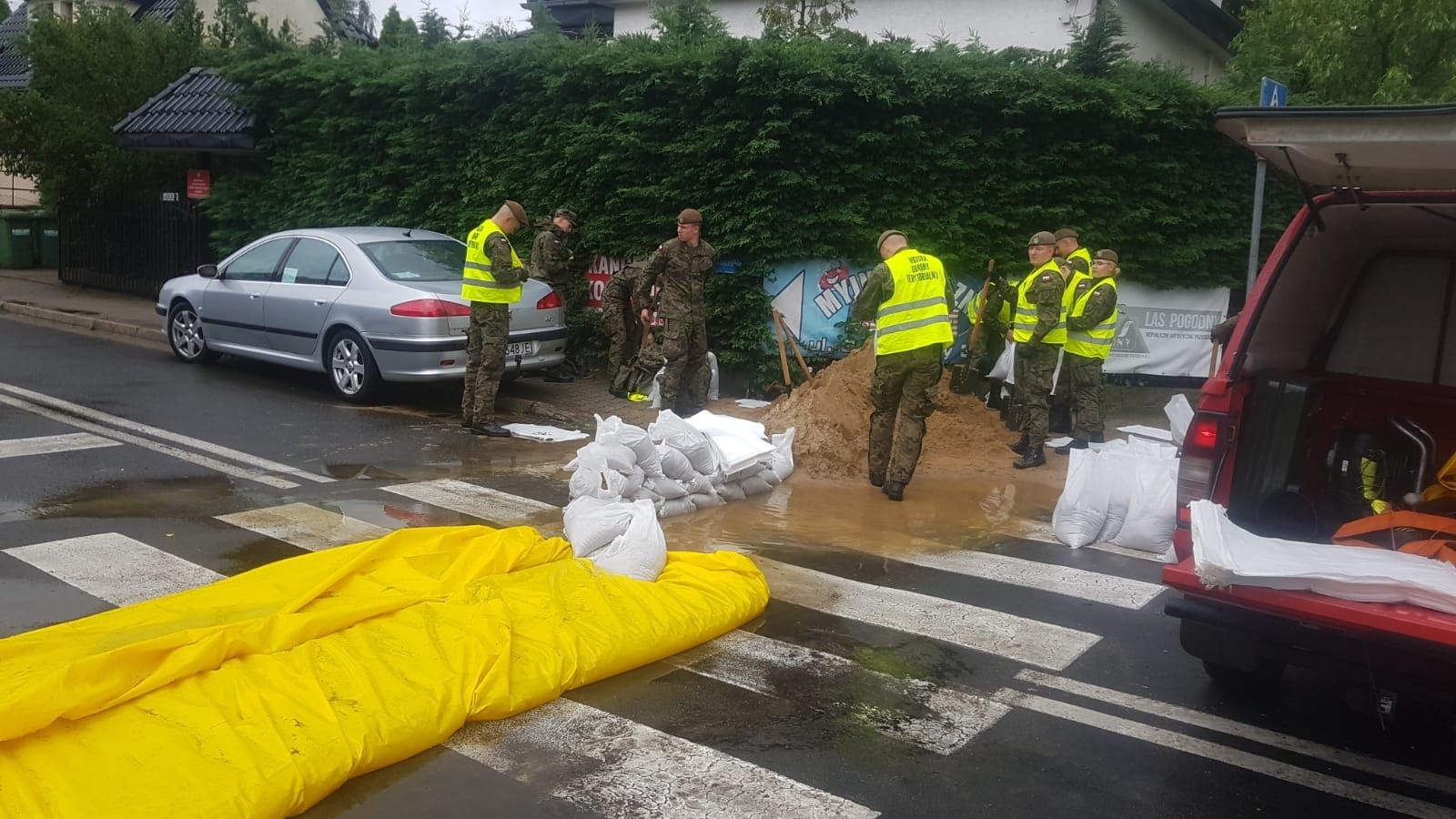 Ulewa w Szczecinie. Terytorialsi wspierają strażaków ...