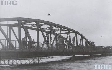 Rzeki wyznaczały życie jak Skawa mieszkańcom Wadowic. Na zdjęciu most drogowy nad Skawą w latach 1928 - 1938