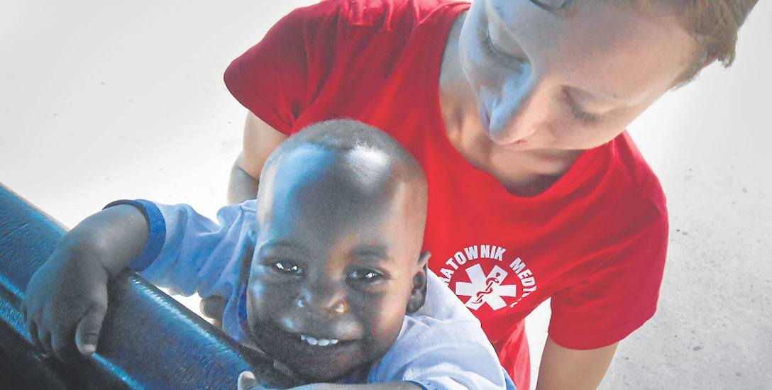 Katarzyna Sas z dzieckiem, które poznała podczas akcji profilaktycznej prowadzonej w Ghanie. - Chłopiec był poparzony i przychodziłam zmieniać mu opatrunki