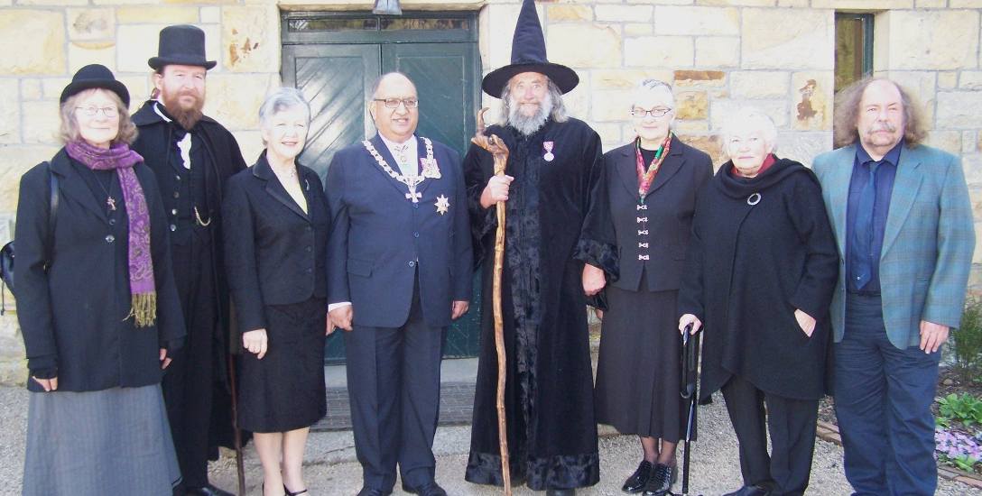 W 2009 r. Ian Brackenbury Channell, Oficjalny Czarodziej Nowej Zelandii (w spiczastym kapeluszu), otrzymał Medal Służby Królowej za zasługi na polu kultury.New