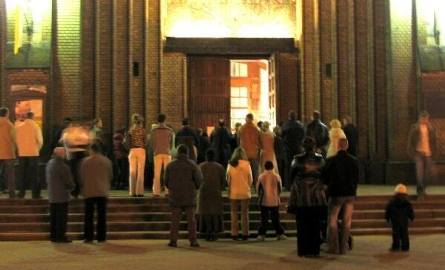 Przez sobotni wieczór, a potem całą noc w radomskiej katedrze trwały modlitwy w intencji Ojca Świętego.