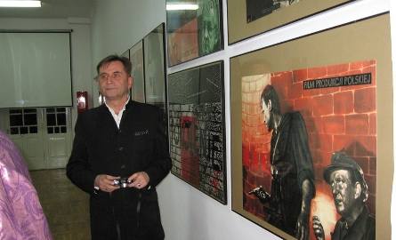 Wystawę plakatu do dzieł Wajdy prezentuje Waldemar Różycki z Łaźni