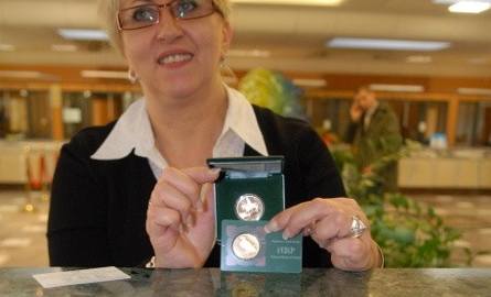 Zdzisława Ludwiczak z Narodowego Banku Polskiego w Zielonej Górze prezentuje chodliwe monety Orła Bielika. Do kupienia jest 50, 100, 200 zł. Na pniu
