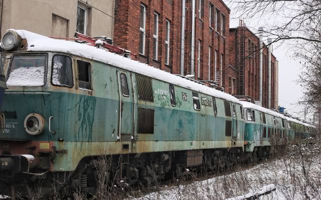 Tak wygląda cmentarzysko lokomotyw i wagonów w Poznaniu. Zobacz, co stoi na torach na największej stacji towarowej w Wielkopolsce