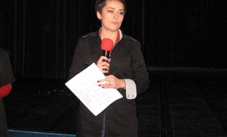 Przewodnicząca jury, Anna Kulpa, ogłasza werdykt jury