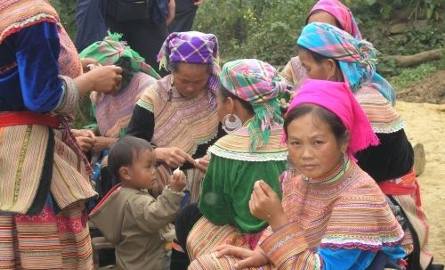 Dziewczęta z plemienia Flower Hmong na targu w Bac Ha.