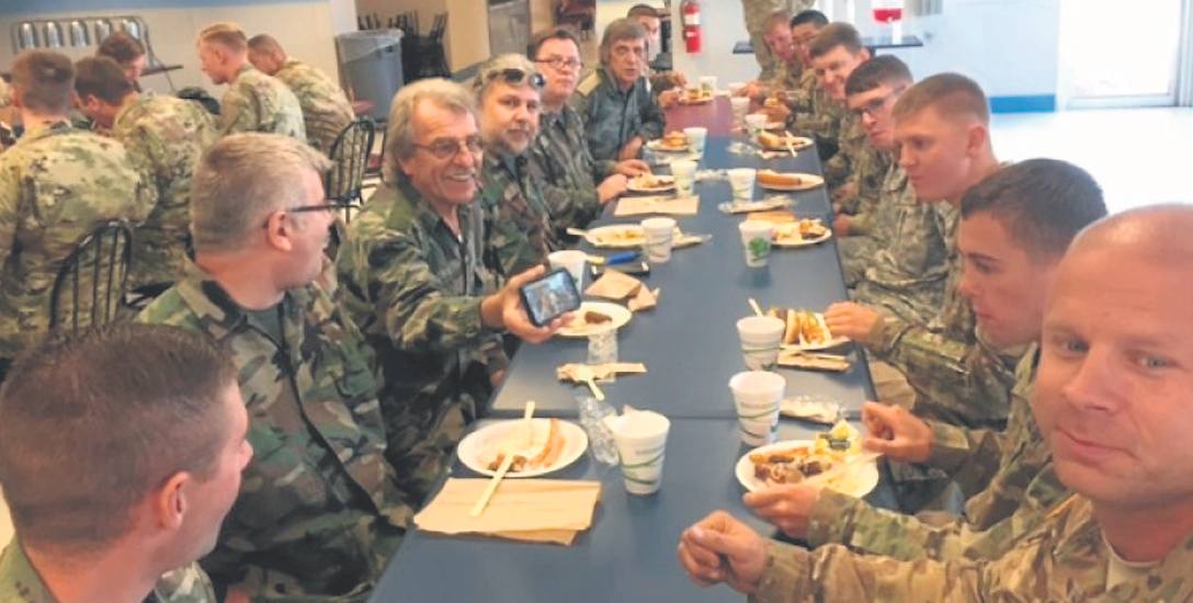 Polacy mieszkający w Ameryce (z lewej) i żołnierze amerykańcy (z prawej) podczaa wspólnego posiłku. Zadaniem naszych rodaków była pomoc Amerykanom wyjeżdżającym