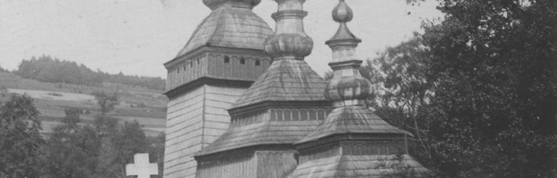 Nieznajowa. Widok ogólny cerkwi. Przed cerkwią widoczne groby prawosławne, lata 1925 - 1933