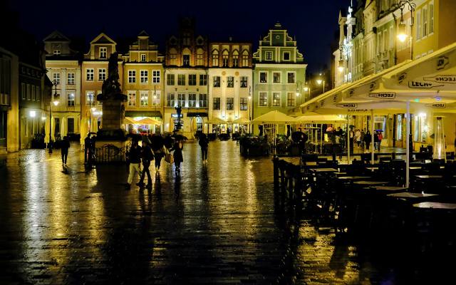 Remont mu nie zaszkodził. Tak wspaniale wygląda nastrojowy poznański Stary Rynek nocą! Nawet w deszczu. Sprawdź