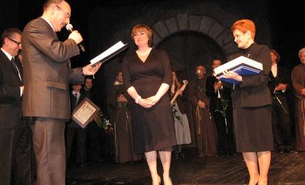 Nagrodę Prezydenta Miasta otrzymuje Izabela Brejtkop- Frączek(w środku)Nagrodę Prezydenta Miasta otrzymuje Wojciech WachudaRteatrnagrody 5Andrzej Rozhin