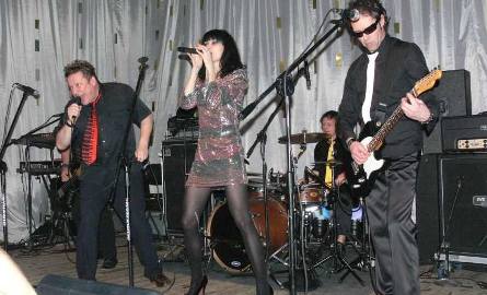 Gwiazdą imprezy był zespół Czarno – Czarni. Na zdjęciu wraz z gościem specjalnym, wokalistką Anią Rusowicz.
