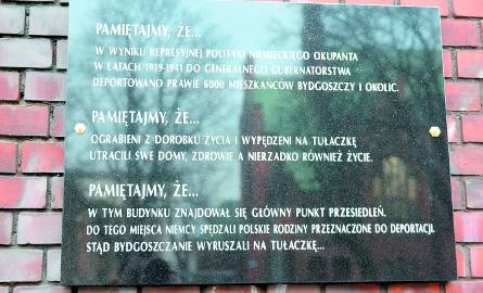 Ofiary deportacji upamiętnia tablica, którą odsłonięto na pl. Kościeleckich 27 grudnia 2013 roku