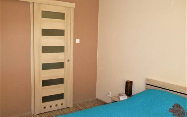 W tej małej sypialni przesuwny system naścienny sprawdza się idealnie i pozwala na swobodne korzystanie z pomieszczenia.