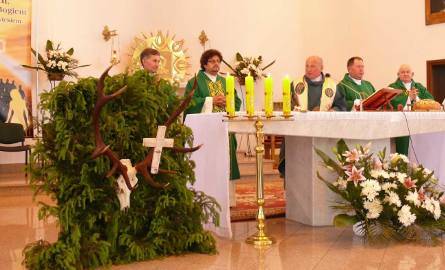 Podczas mszy świętej w intencji Koła łowieckiego Nadwiślańskie dekorację były jelenie rogi, nawiązujące do świętego Huberta.