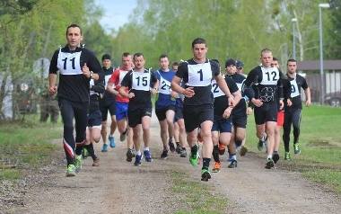 Żołnierze w sportowych strojach rywalizowali między innymi w biegach...