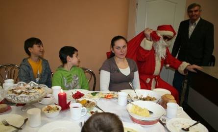 Wigilia u ostrołęckich Romów. Był Mikołaj, kolędy i świąteczne przysmaki (zdjęcia)