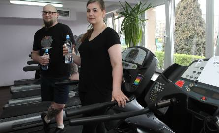 Radosław Winiarski i Karolina Rak, uczestnicy akcji "Zmień się na zdrowie" na treningi zawsze przychodzą z butelką wody.
