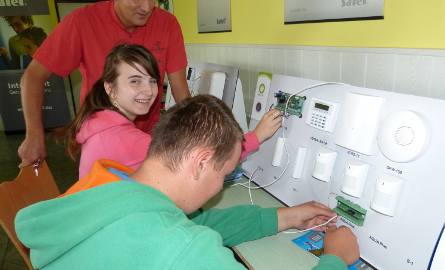 Uczniowie oglądają urządzenia zainstalowane w Labolatorium Systemów Alarmowych. Na zdjęciu nauczyciel Mariusz Zyngier, dzięki któremu powstało Labolatorium