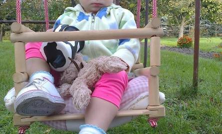 Niedawno Alicja skończyła dwa latka. Urodziła się 23 sierpnia 2012 roku. Kiedy miała 8 miesięcy lekarze zaczęli podejrzewać problemy ze wzrokiem. Dwa