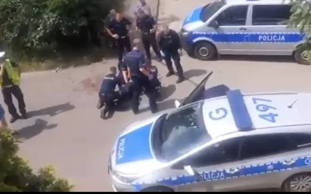Wstrząsająca interwencja w Chechle przy Pustyni Błędowskiej. Policja paralizatorem raziła człowieka na oczach ludzi