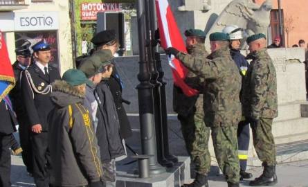 Przed rozpoczęciem uroczystości żołnierze wciągnęli flagę na maszt