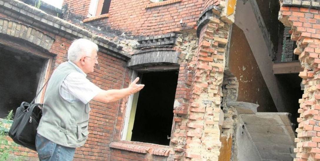 Krzysztof Cieczkiewicz pokazuje skalę zniszczeń domu na ul. Łęgskiej, w którym kiedyś mieszkał wraz z rodziną włocławski zdun. Stąd ozdobne kafle na