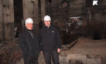 W starej części prowadzone są nadal roboty rozbiórkowe – mówią  dyrektor "Elektrowni”, Włodzimierz Pujanek i Grzegorz Urbanelis,(z prawej) dyrektor