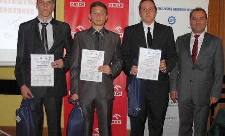 Dawid Makłowicz, Kevin Paleń, Mateusz Marzec ze swoim nauczycielem Marianem Chrapko po odebraniu nagrody.