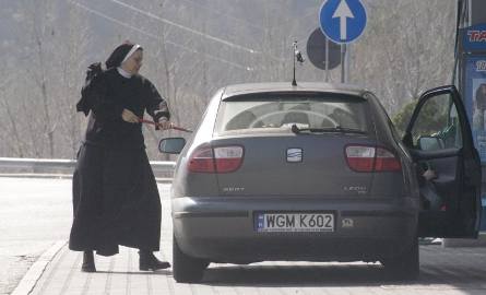 Siostra Teresa na austriackiej stacji umyła szybę i dalej w drogę.