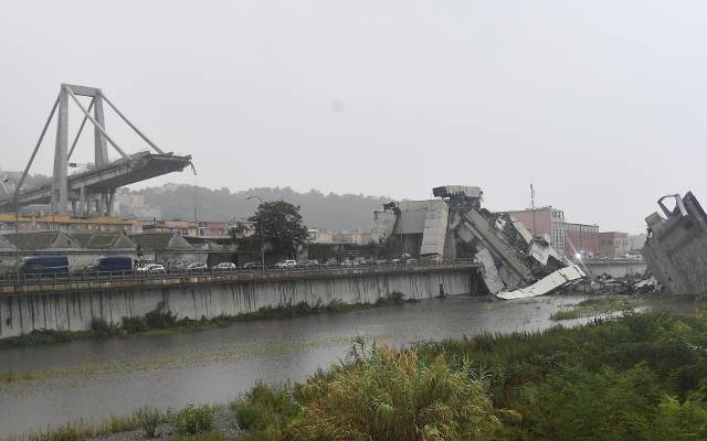 Włochy: Runął wiadukt Morandi na autostradzie A10 koło Genui. Są ofiary śmiertelne