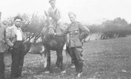 Dänischenhagen, Augustyn stoi przy koniu, jeszcze w mundurze z literą „P” na kieszeni. Pozostałych osób nie znamy.