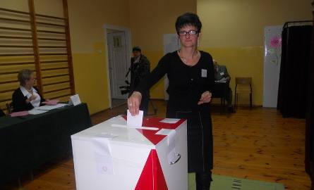Głosuje Elżbieta Ciurlik, członek komisji wyborczej